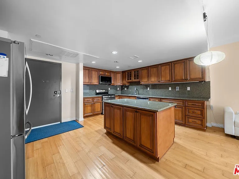980 S Oxford Ave #202 — Photo 15