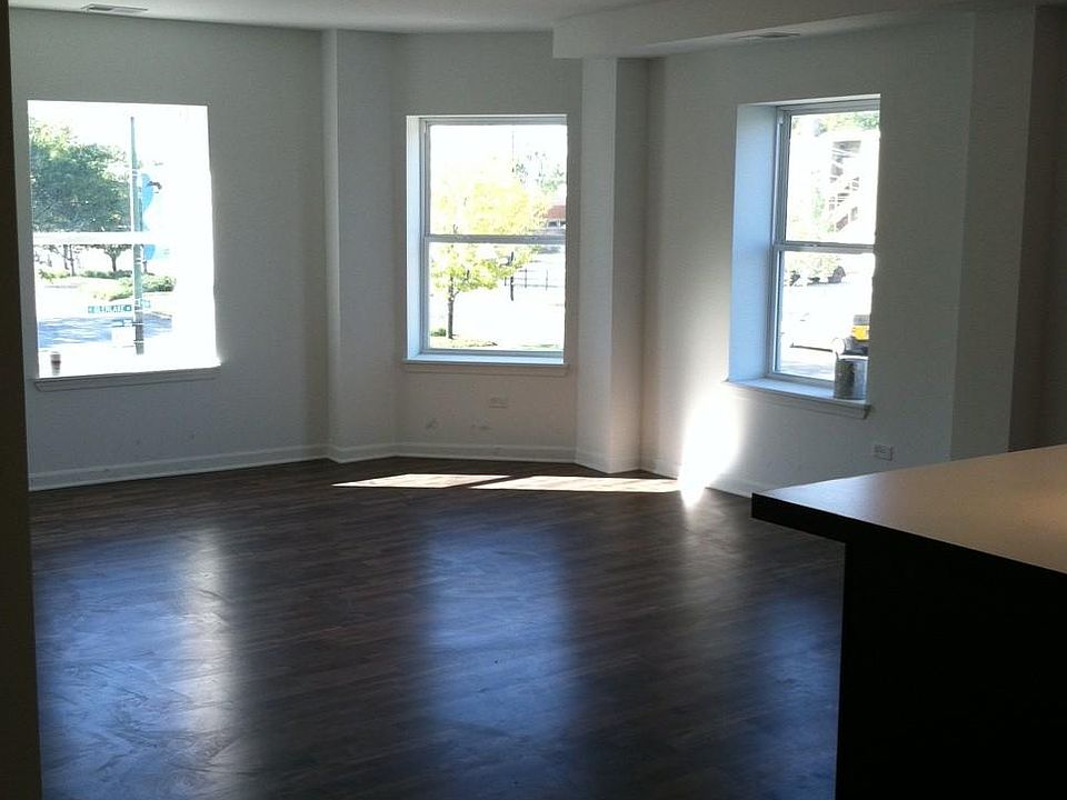 2nd image of 1544 W Glenlake Ave APT 5f