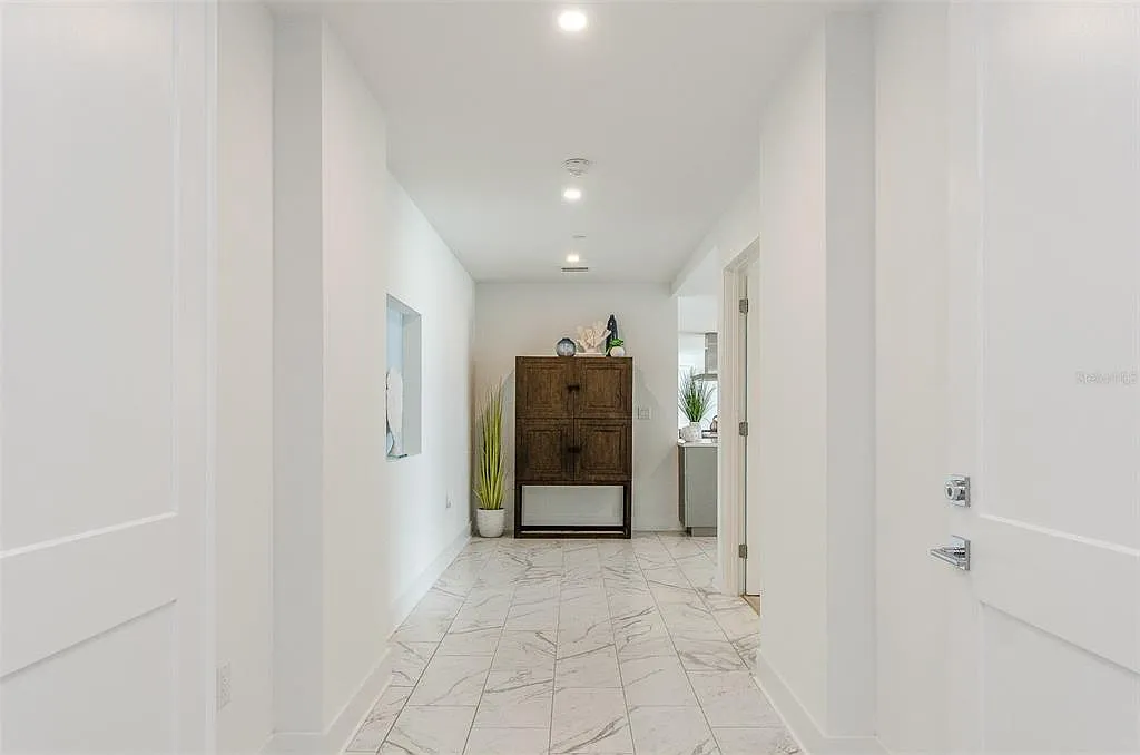 3 bed, 3.5 bath, 2618 sqft, $14,500 — Photo 3