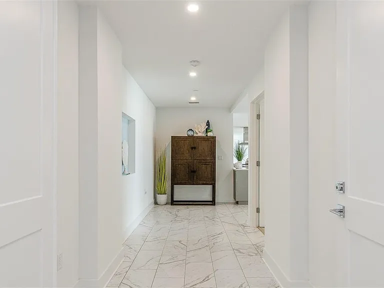 15 Avalon St #401 — Photo 3