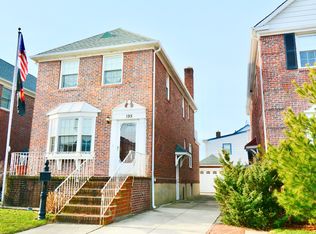 195 Beach 129th St, Belle Harbor, NY 11694