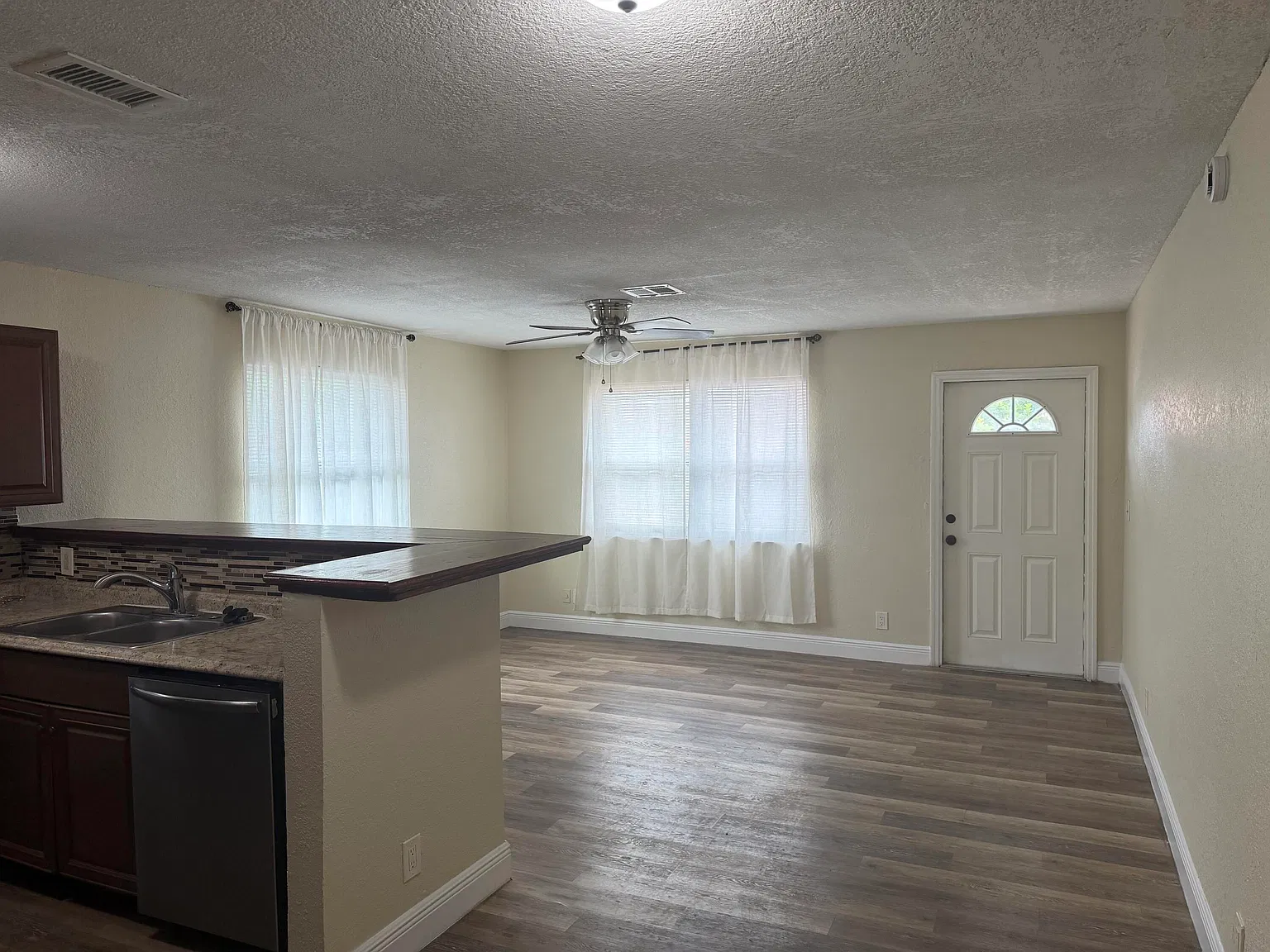 3 bed, 2.0 bath, 1142 sqft, $2,700 — Photo 3