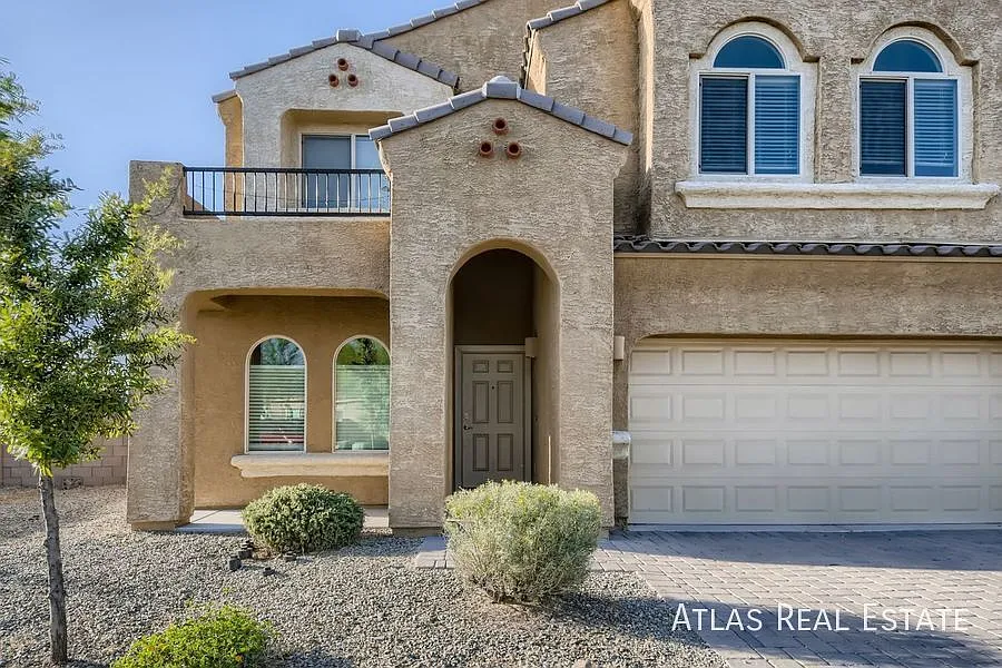 Pristine 4 Bed/ 2.5 Bath home in Marana! Features large fenced backyard! — Photo 2