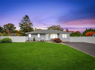 16 Jeffery Rd, Oakdale, NY 11769