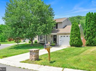 2070 Yokewood Rd, Pottsville, PA 17901