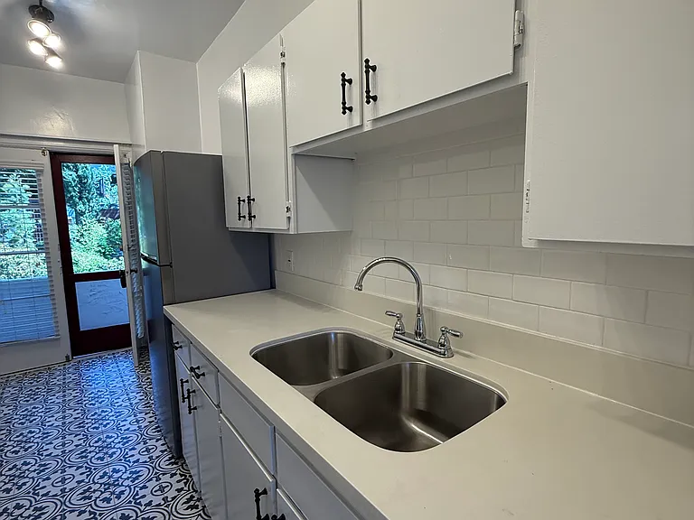 2355 Cove Ave #303 — Photo 2