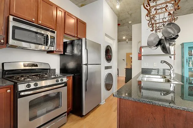 2 bed, 1.5 bath, 1054 sqft, $3,100 — Photo 2
