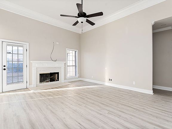 3rd image of 1930 Parkview Dr S