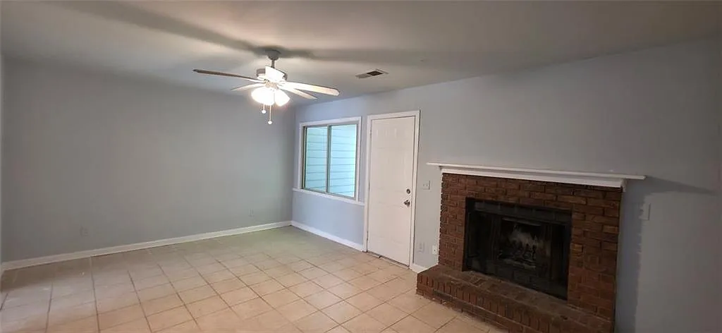 2 bed, 2.5 bath, 1292 sqft, $1,499 — Photo 2