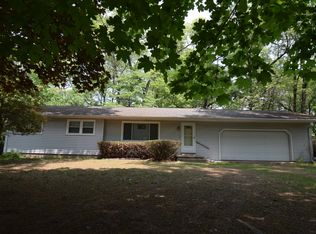 35110 Riverview Dr, Paw Paw, MI 49079