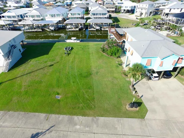 2002 Sarah Ln, Grand Isle, LA 70358