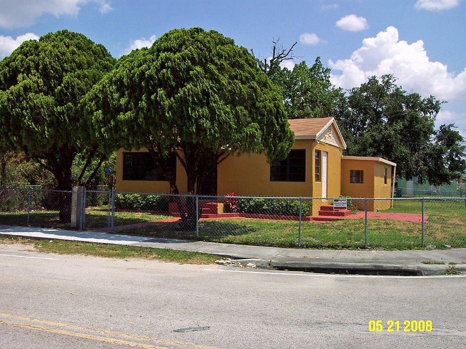 Corner lot/large fenced yard