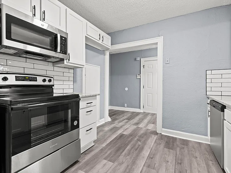 4437 Wayne Ave — Photo 17