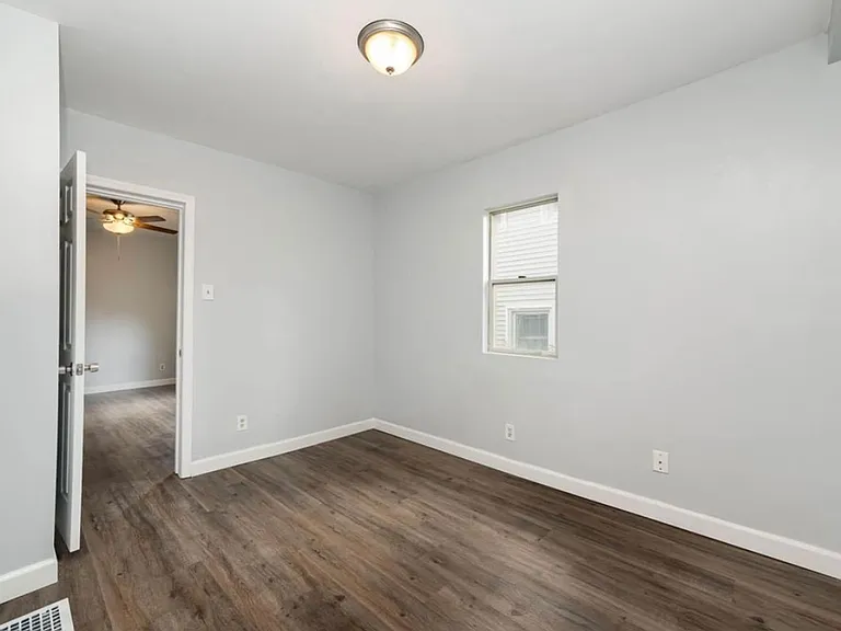 E. Walnut Hills - Cute 2 Bed In Upper Of 2 Family — Photo 21