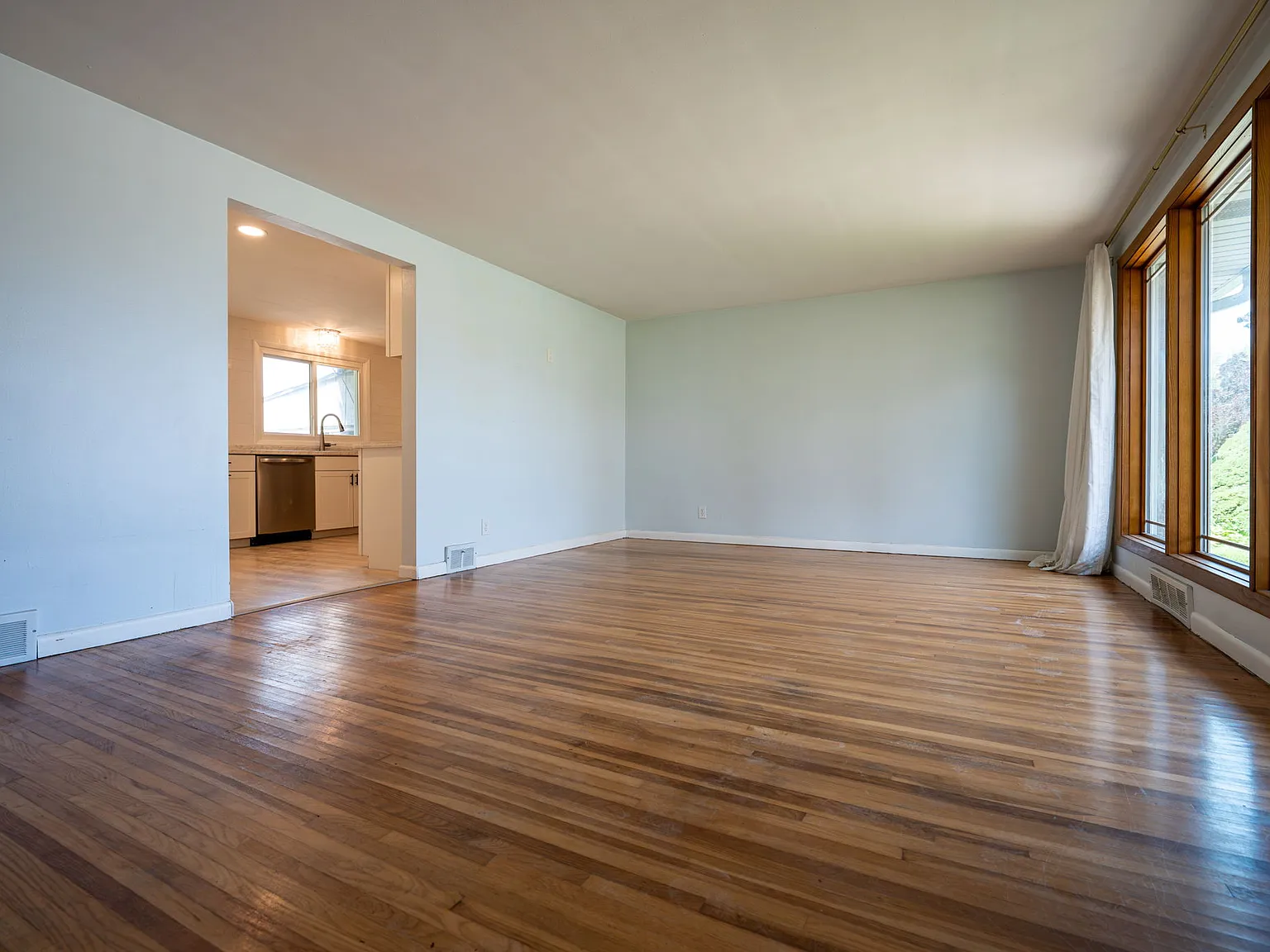 3 bed, 1099 sqft, $2,300 — Photo 3
