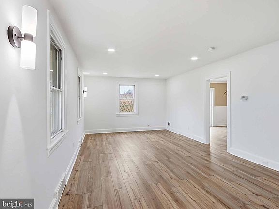 3rd image of 1224 Greystone Rd