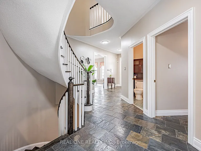 51 Hanson Cres — Photo 4