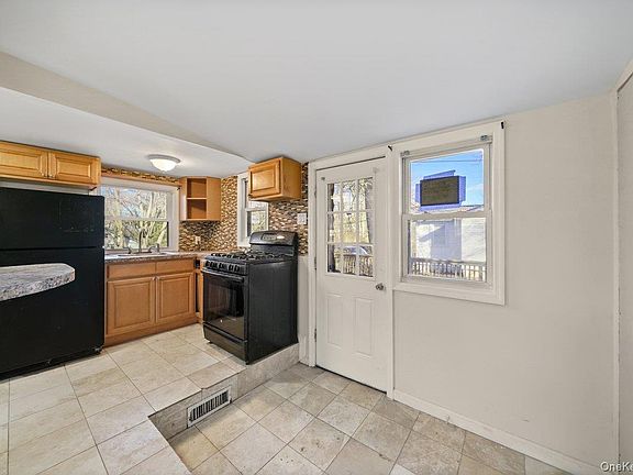 3rd image of 37 Orchard Trl