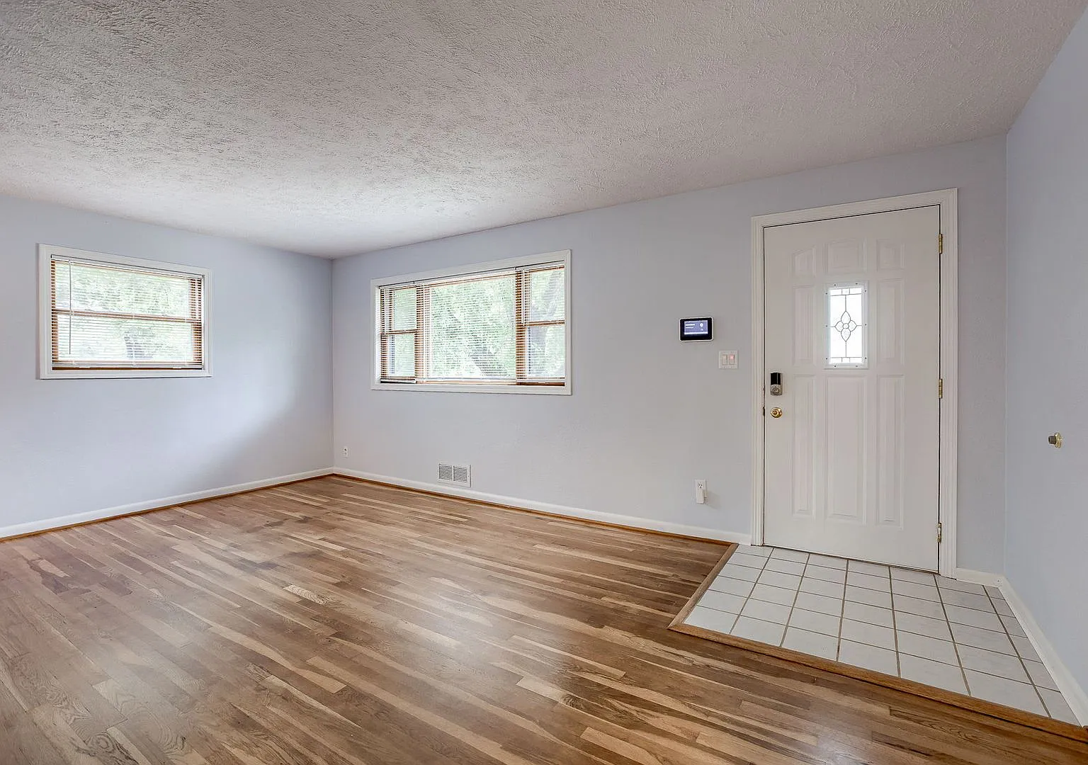 Charming 2 Bedroom With Bonus Room!! — Photo 3