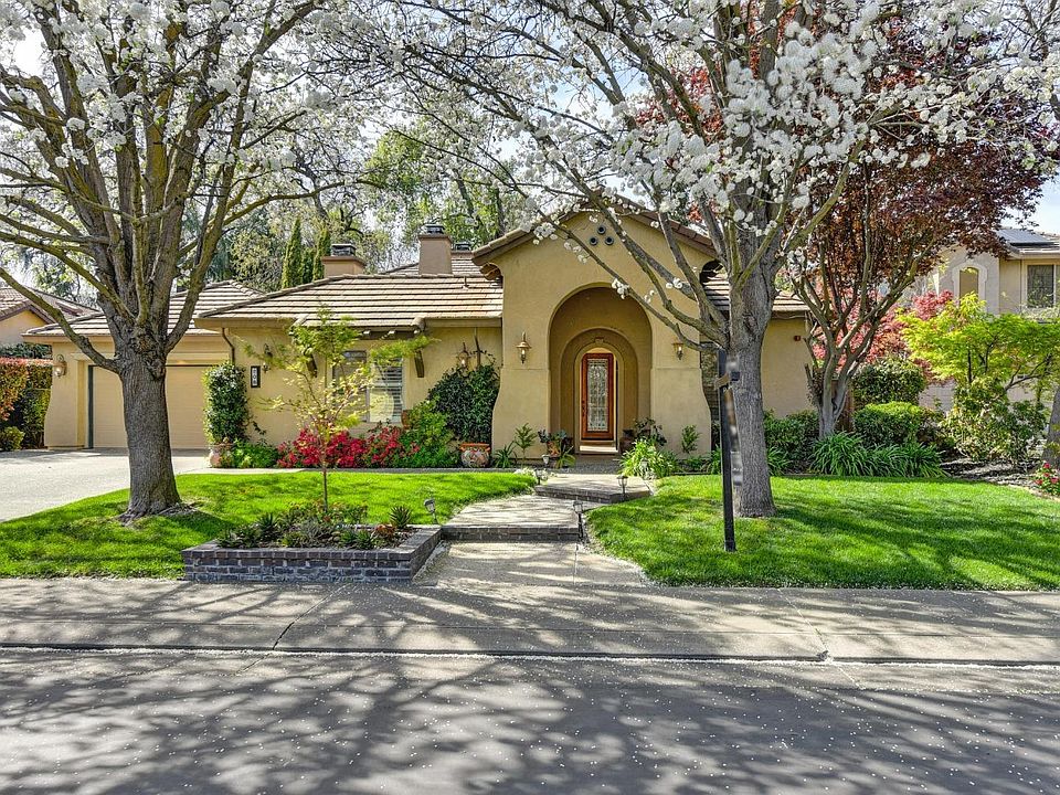 1st image of 208 Royal Oaks Dr
