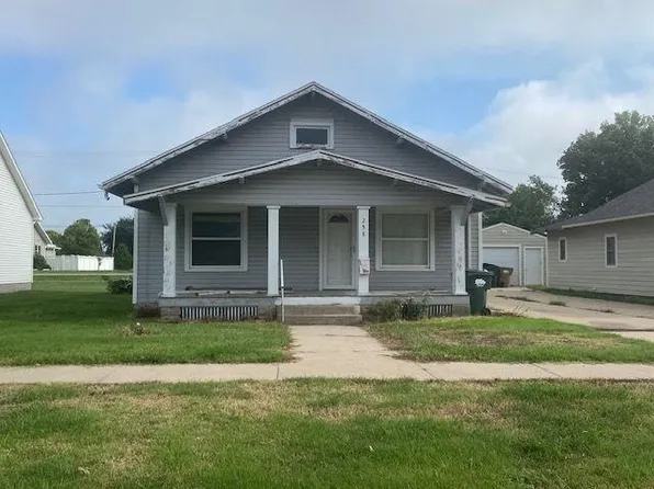 258 W 5th St, Hoisington, KS 67544