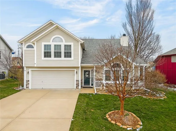 1305 Dogwood Dr, Greenwood, MO 64034