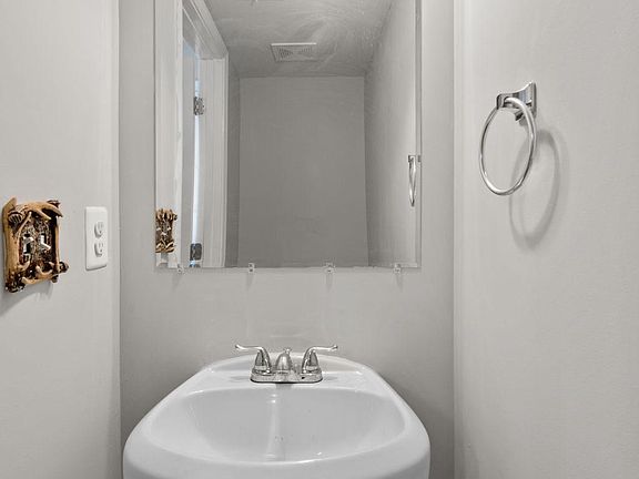 4th image of 211 Landing Dr