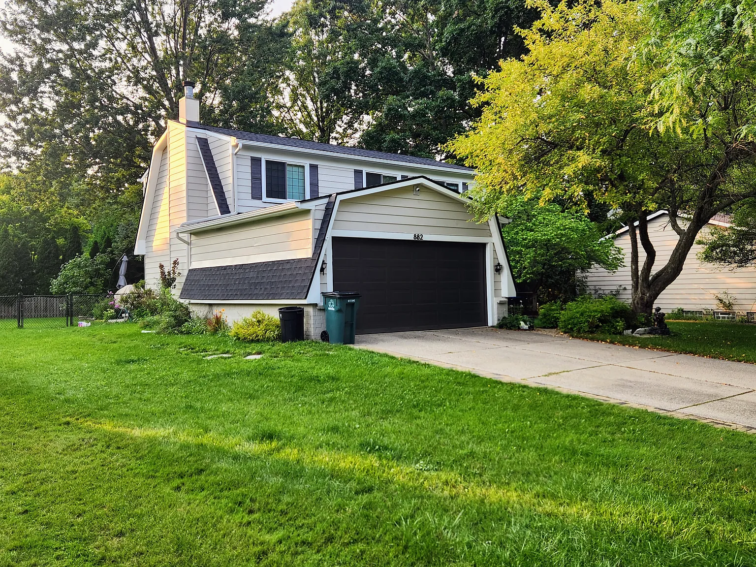 882 Randall Dr photo 1