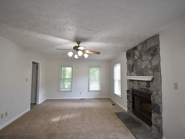 202 Cobblestone Ct — Photo 3