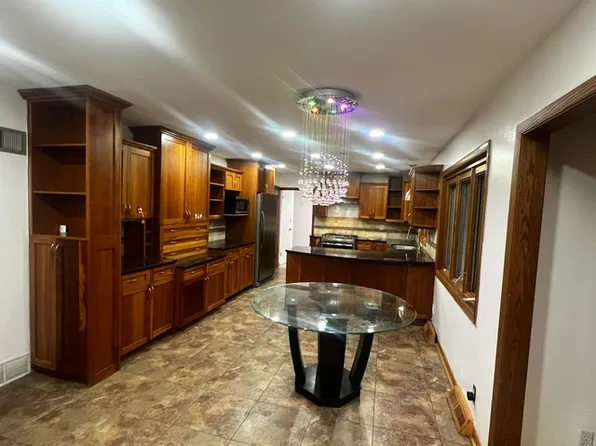 2110 W Woodbury Ln, Glendale, WI 53209