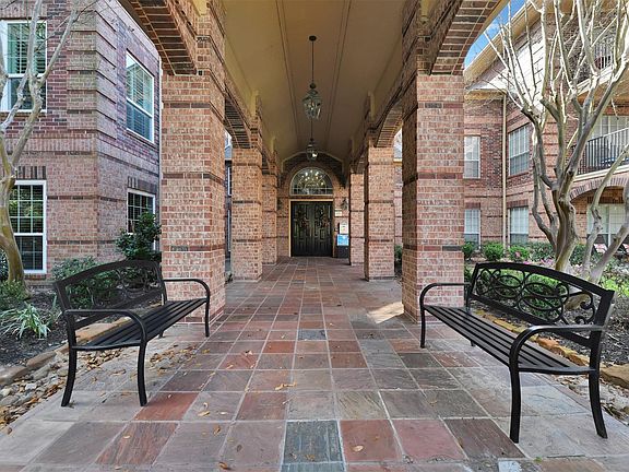 2nd image of 2803 Kings Crossing Dr APT 205