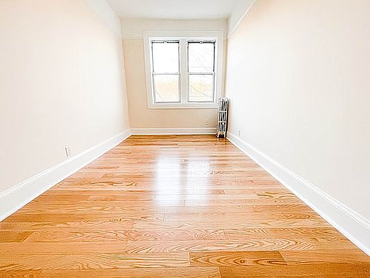4th image of 4728 44th St APT 3R
