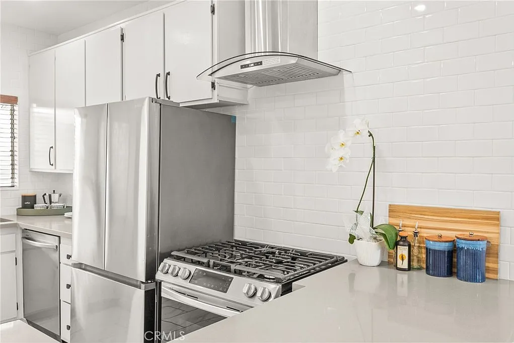 2 bed, 2.5 bath, 925 sqft, $5,295 — Photo 4