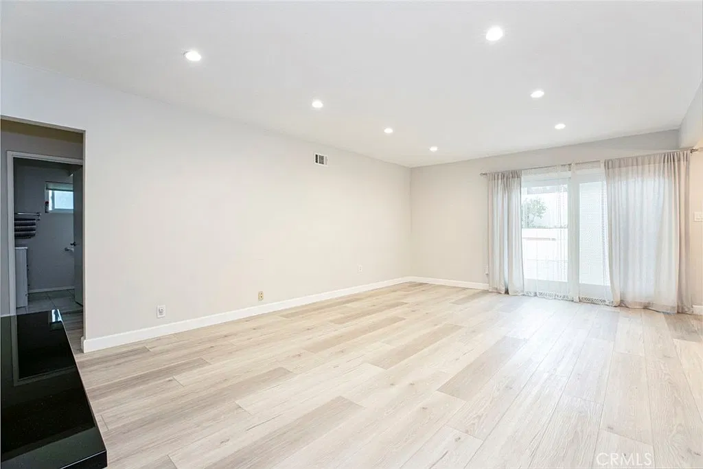 3 bed, 1296 sqft, $4,000 — Photo 4