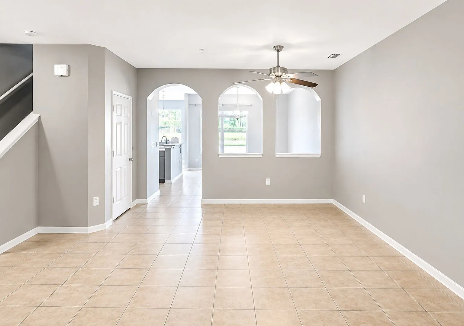 Annual Unfurnished 3-bed 2.5-bath townhome in Parkstone — Photo 2