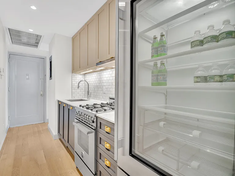 56 W 11th St #9FW — Photo 4