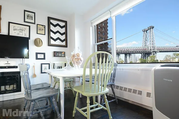 Sold by Mdrn Residential | media 18