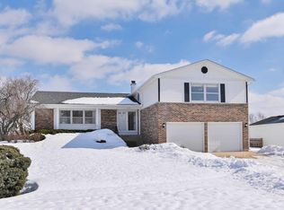 4271 N Sturbridge Dr, Hoffman Estates, IL 60192