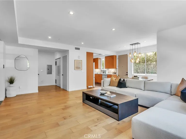 532 W Elk Ave #1 — Photo 6