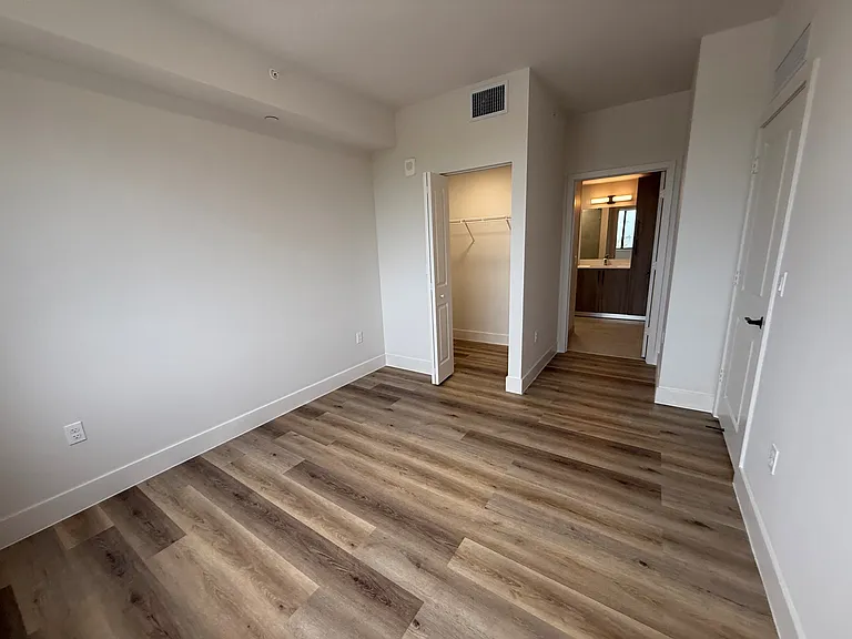 Bay Pointe Apartments — Photo 18