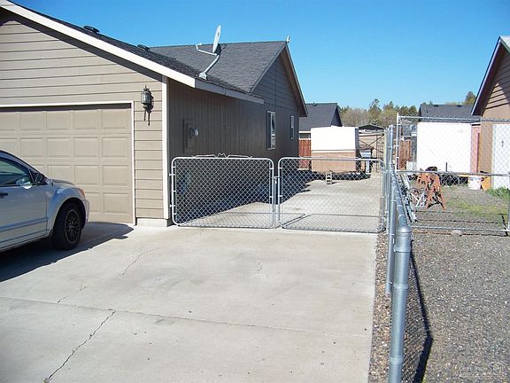 3rd image of 2677 NE Huckleberry Ct