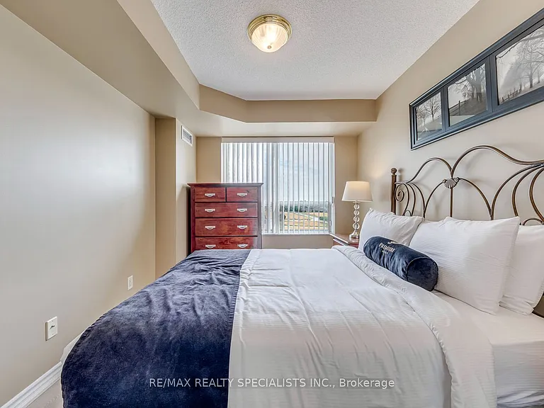 25 Kingsbridge Garden Cir W #924 — Photo 42