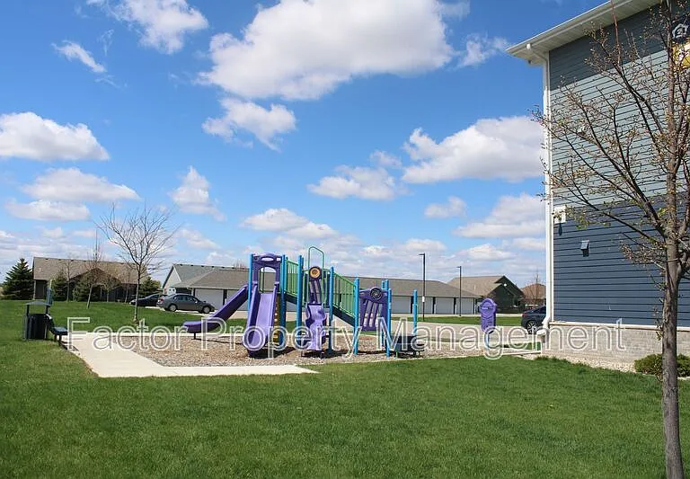 561 Elk St S — Photo 11