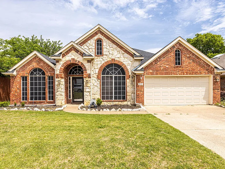 608 Laura Ln — Photo 1