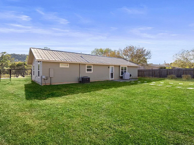 301 Hub Dr — Photo 34