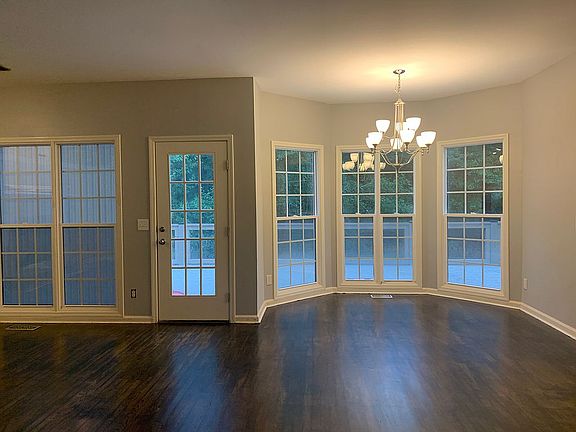 kitchen flows to family rm
