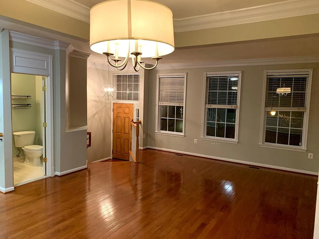 3 bed, 3.5 bath, 2400 sqft, $3,500 — Photo 4