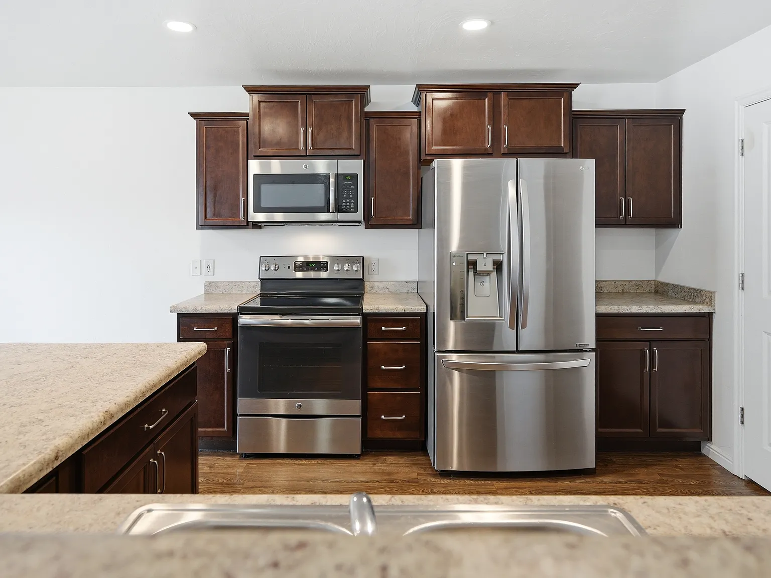 4 bed, 2300 sqft, $2,250 — Photo 4