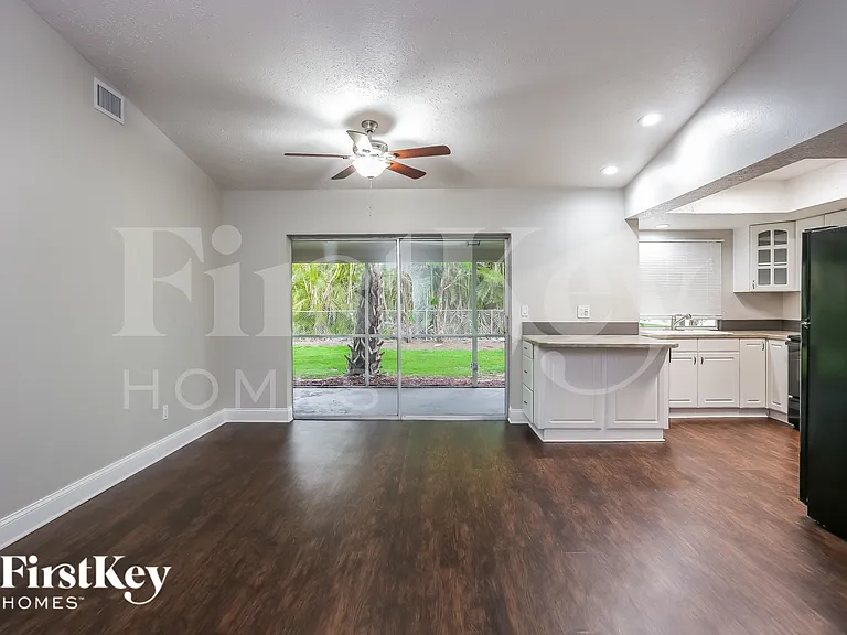 3423 SE 8th Pl — Photo 9
