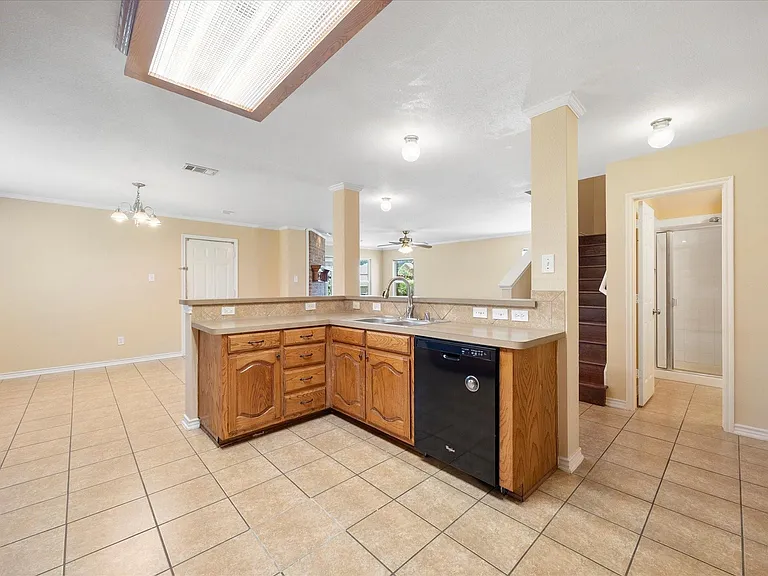 1100 Camelot Dr — Photo 15